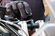 gloved-hand-putting-beeline-moto2-on-bar-mount