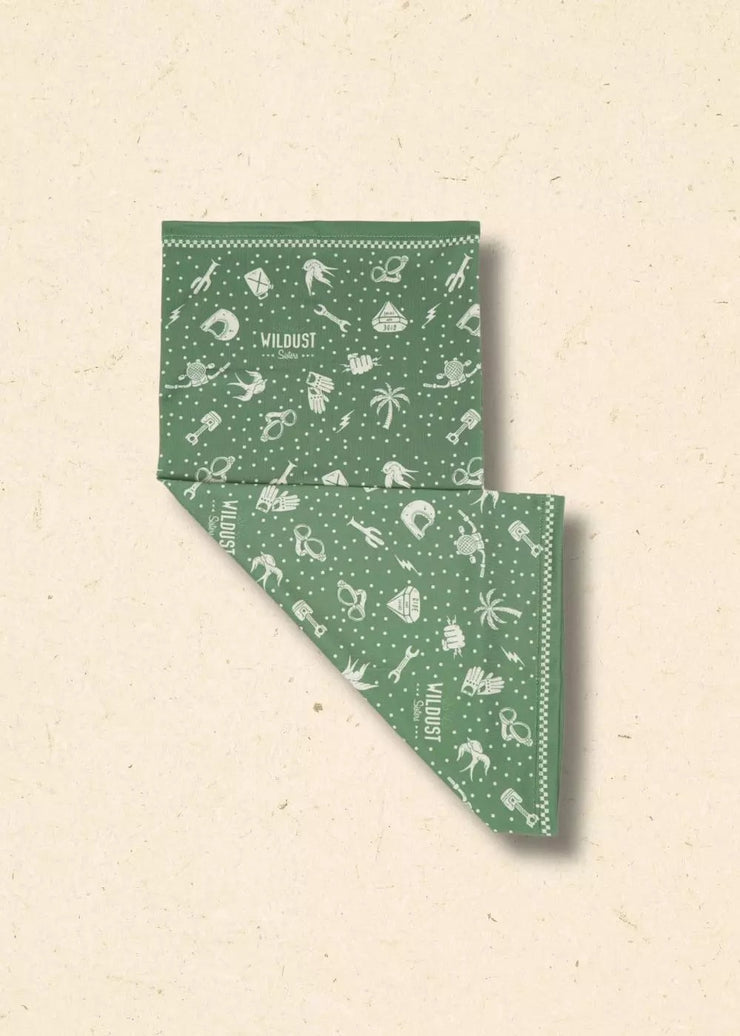 Green Bay Neckwarmer – Wildust bi-color (green & ecru) Lycra tube, 25 × 45 cm, retro-moto style