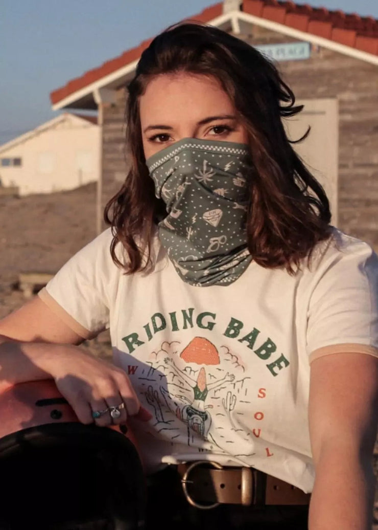 wildust sisters neckwarmer green bay on female rider