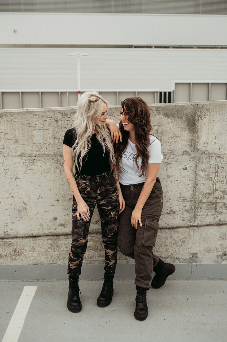 women-wearing-kevlar-cargo-pants
